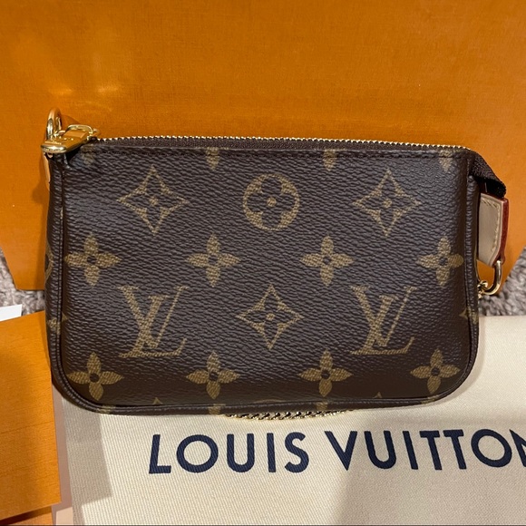 SOLD Louis Vuitton Mini Pochette in Monogram - Picture 4 of 8